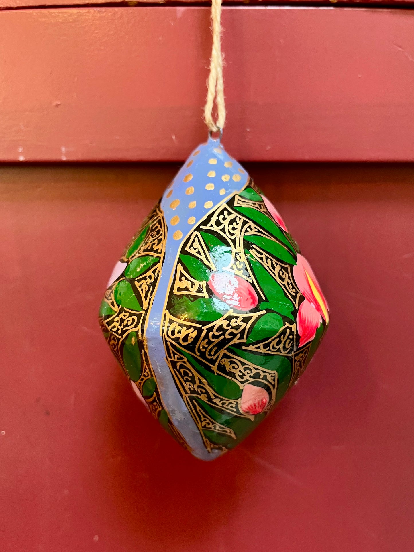 Papier Maché kerstballen kegelvormig diverse kleuren/patronen