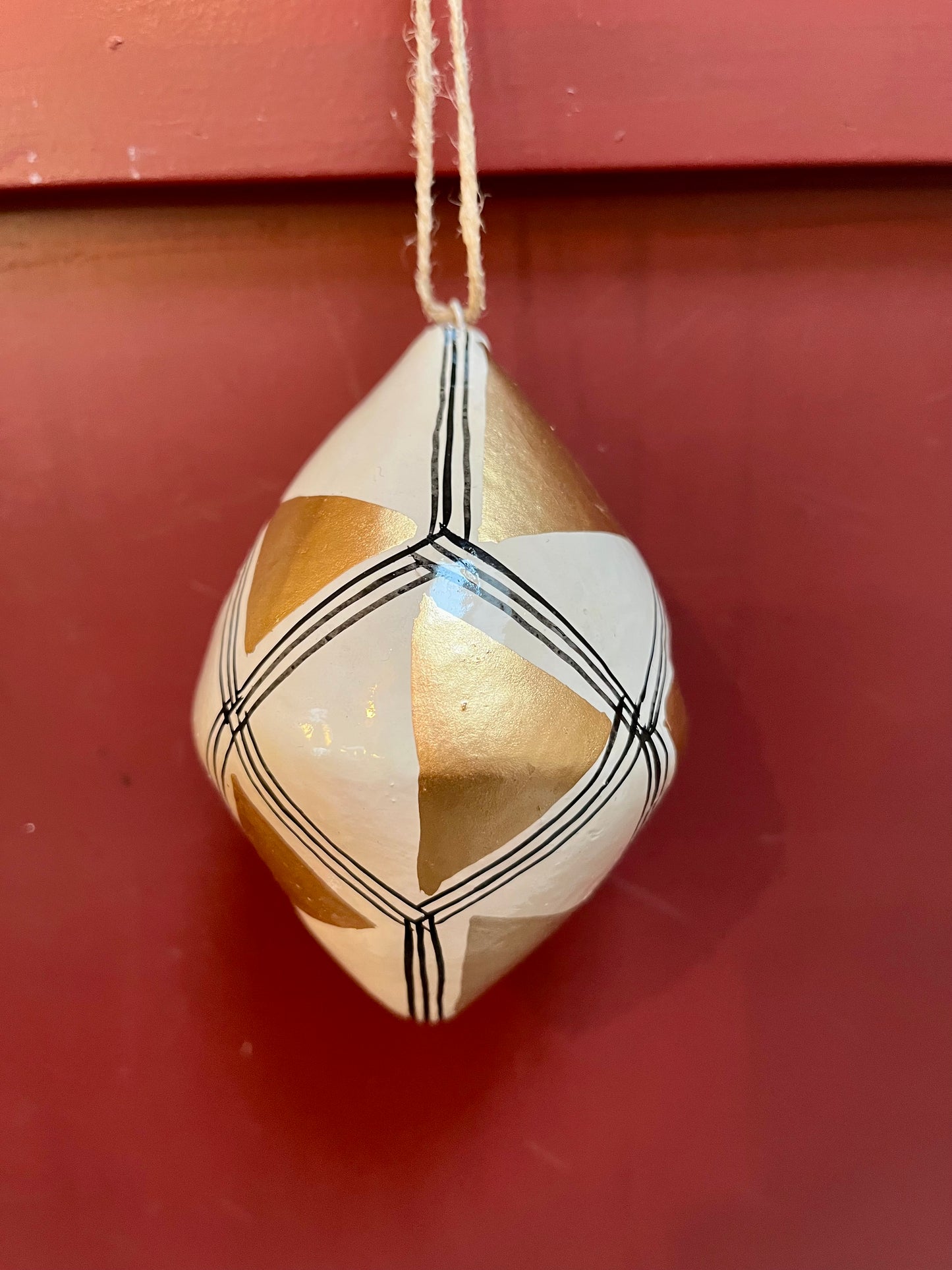 Papier Maché kerstballen kegelvormig diverse kleuren/patronen