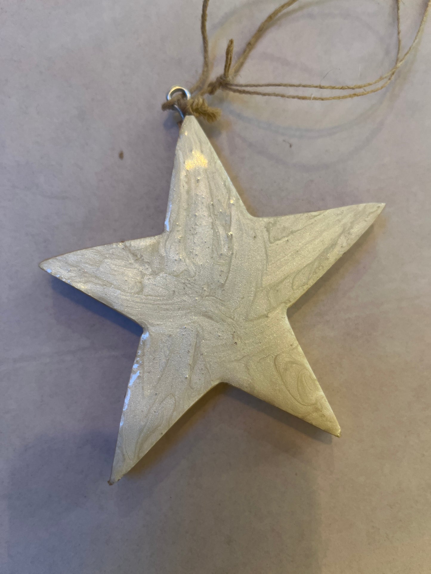 Houten ster hanger wit/roze shimmer laag