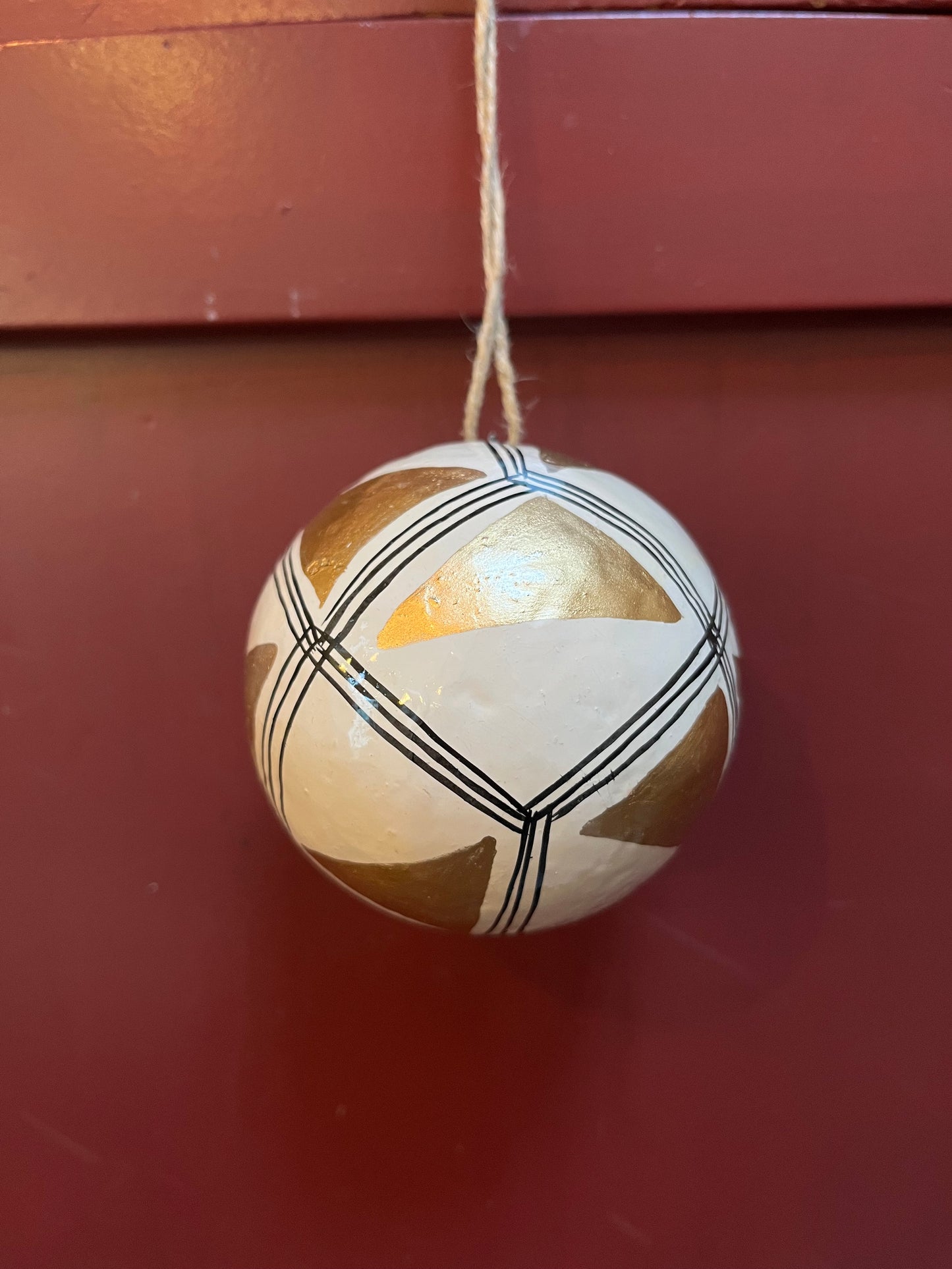 Papier maché kerstbal diverse zwart/wit/goud