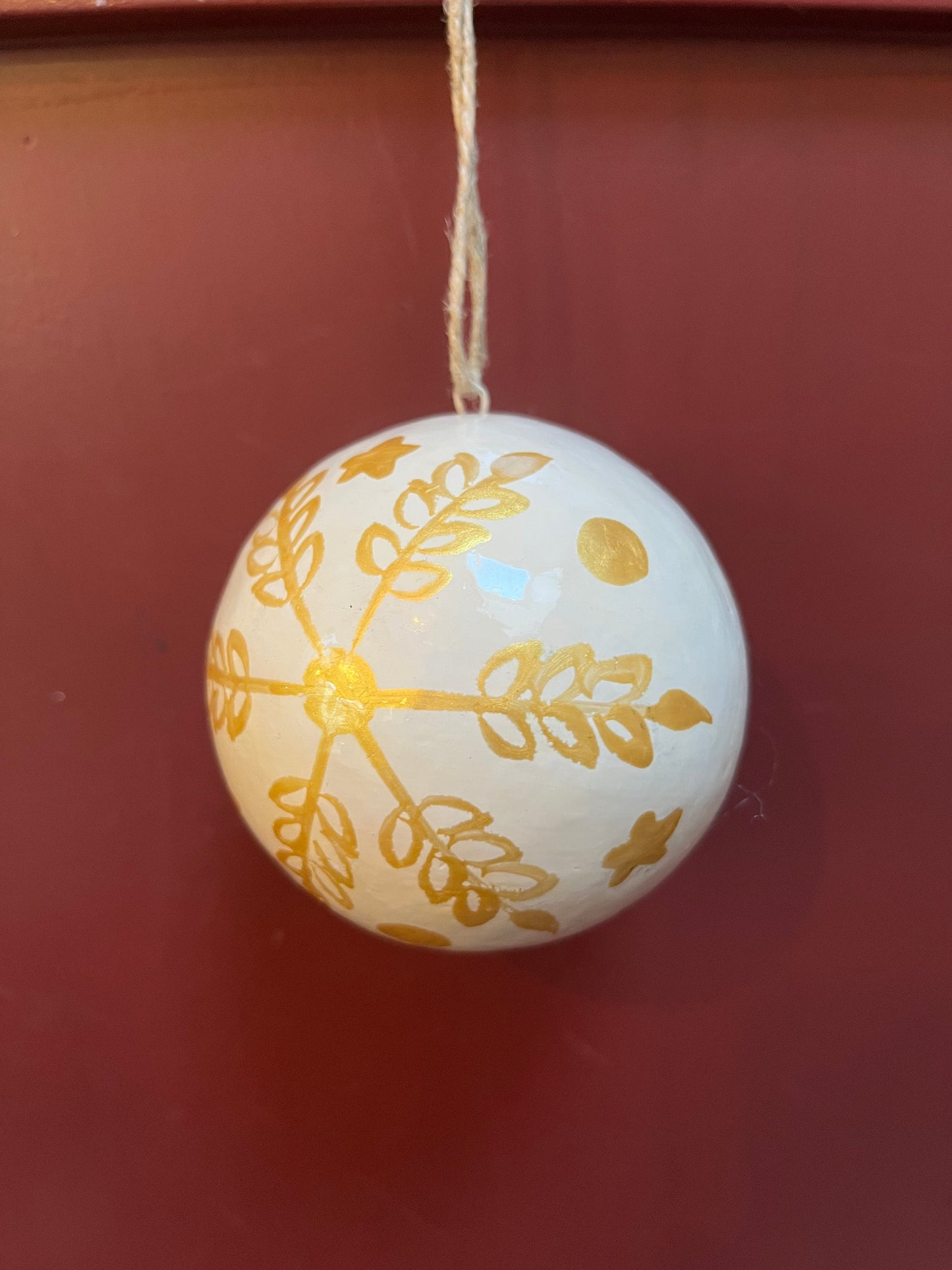 Papier maché kerstbal diverse zwart/wit/goud