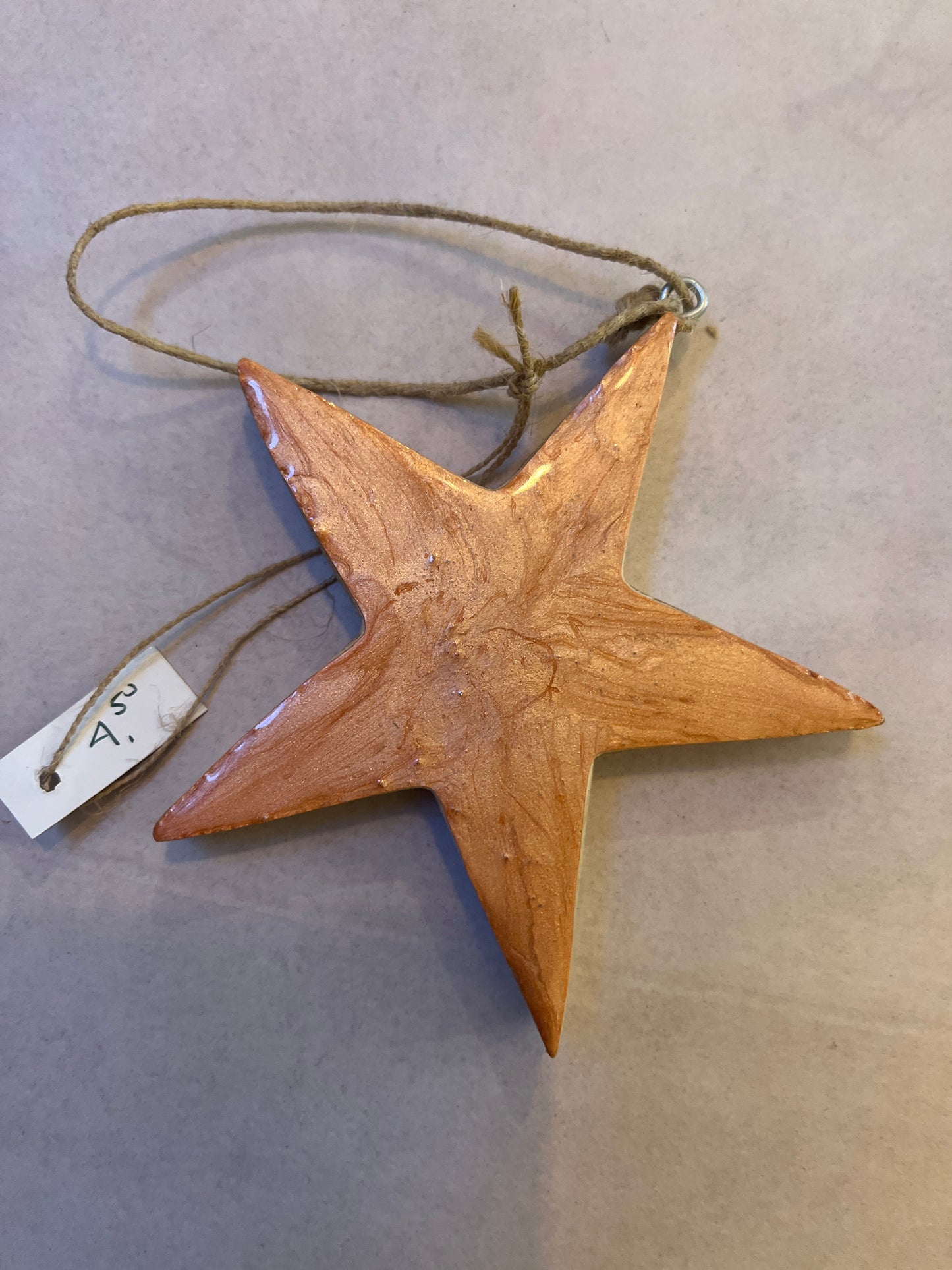 Houten ster hanger wit/roze shimmer laag