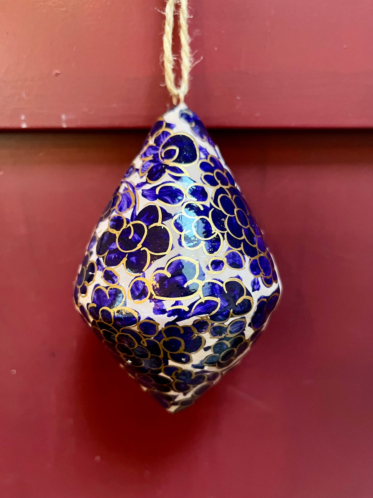 Papier Maché kerstballen kegelvormig diverse kleuren/patronen