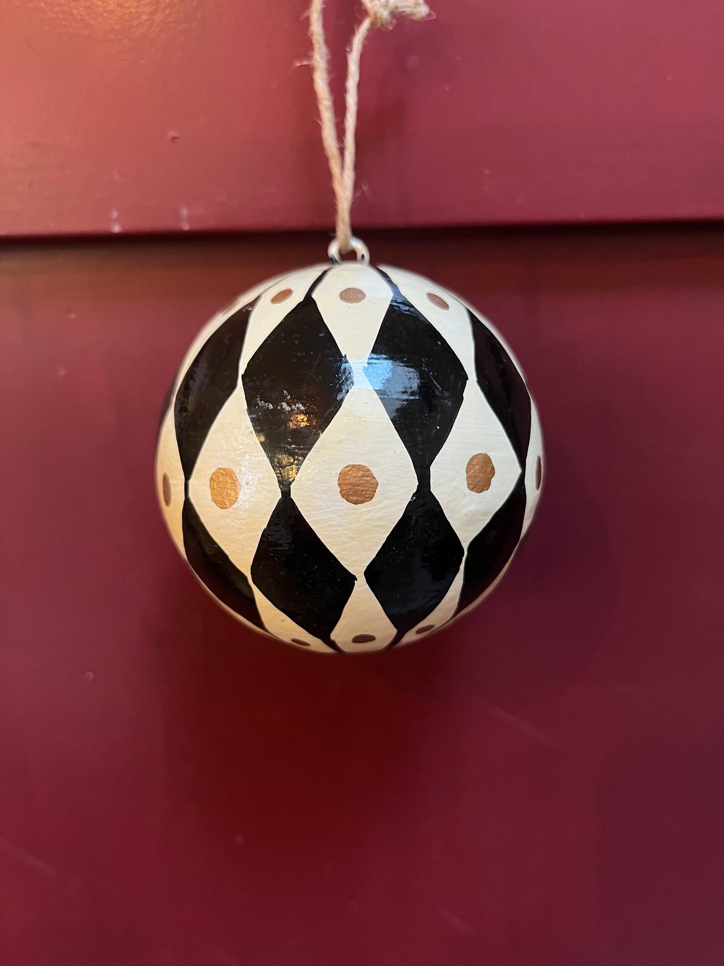 Papier maché kerstbal diverse zwart/wit/goud