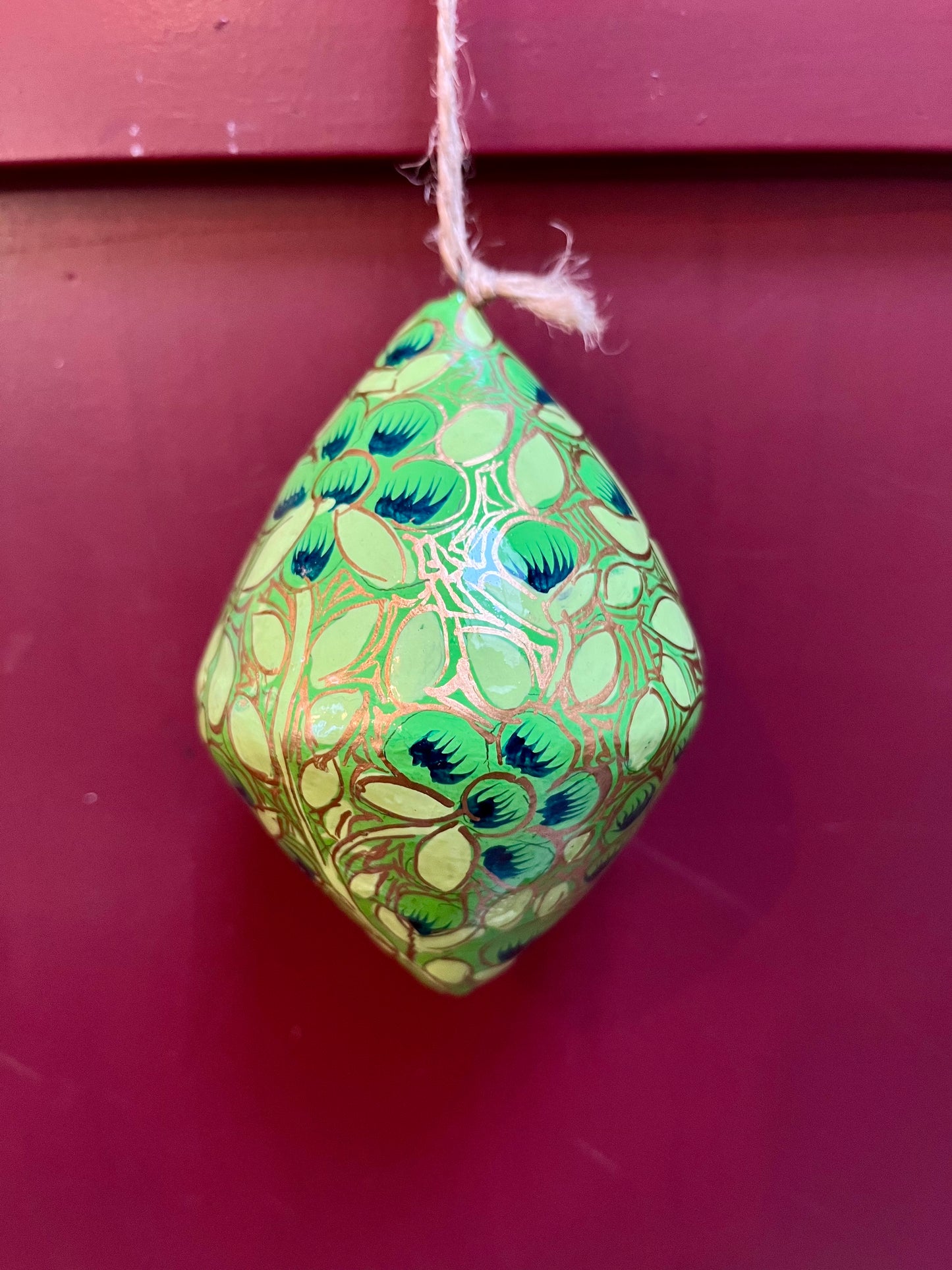 Papier Maché kerstballen kegelvormig diverse kleuren/patronen