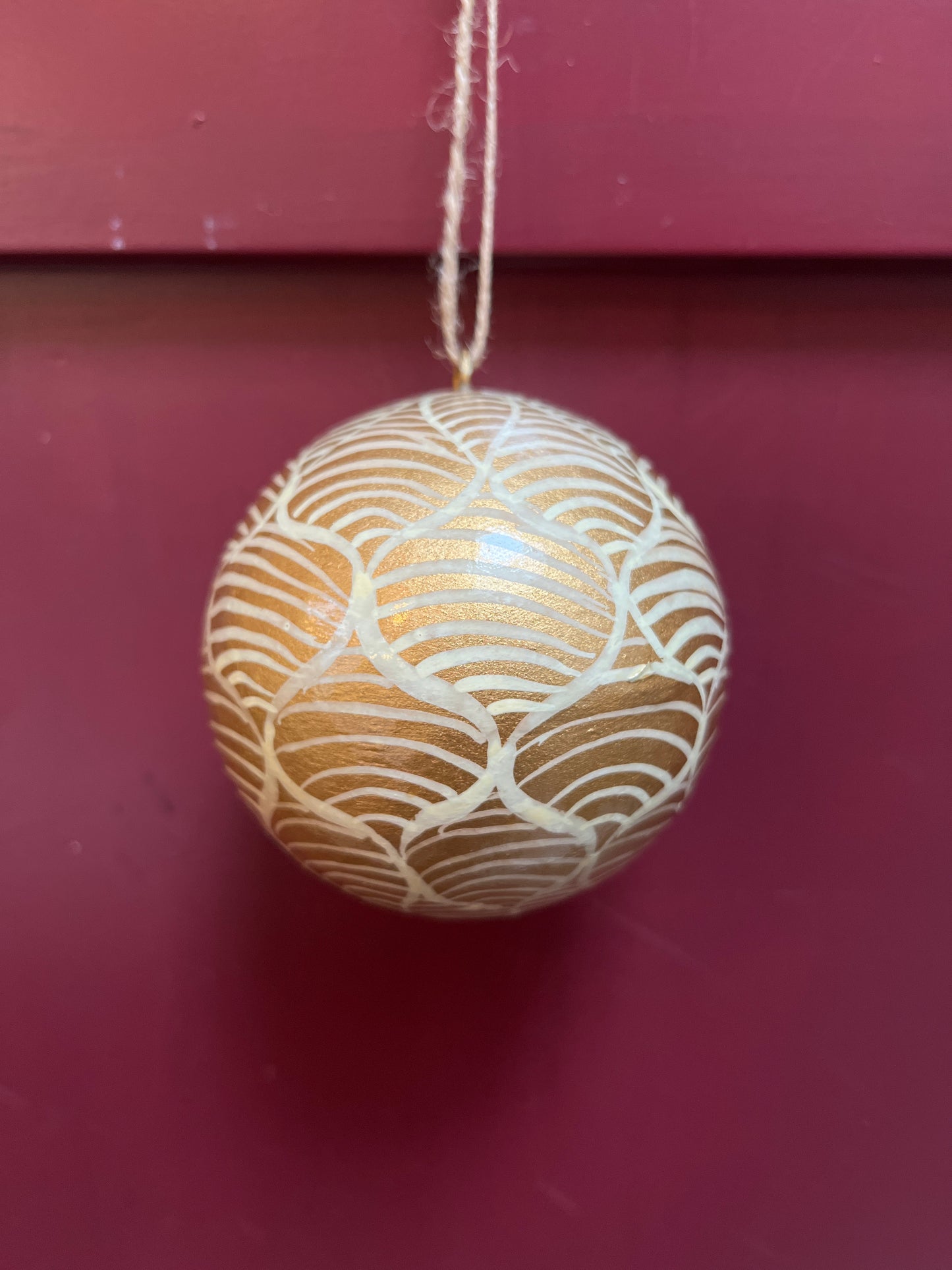 Papier maché kerstbal diverse zwart/wit/goud