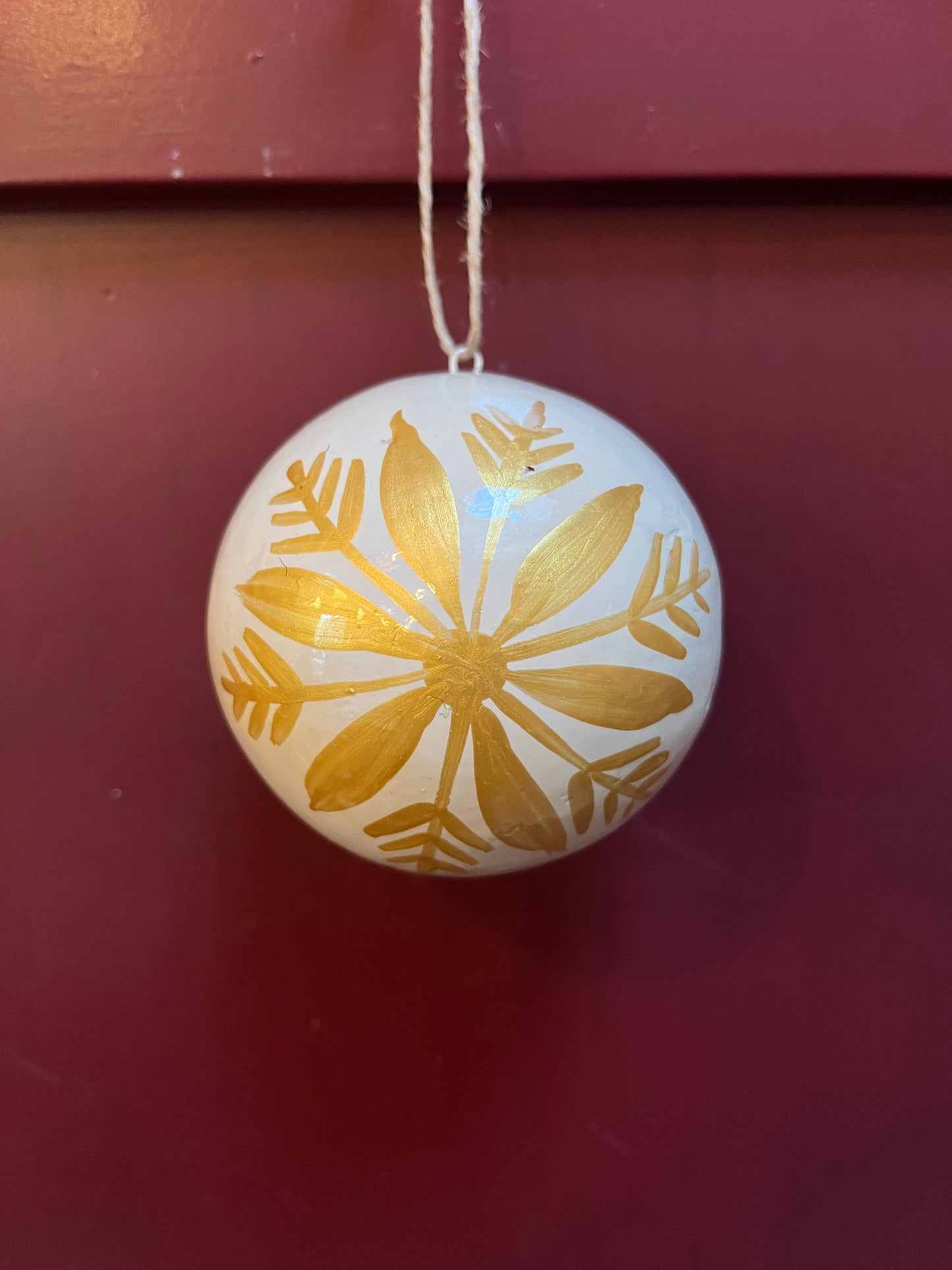 Papier maché kerstbal diverse zwart/wit/goud