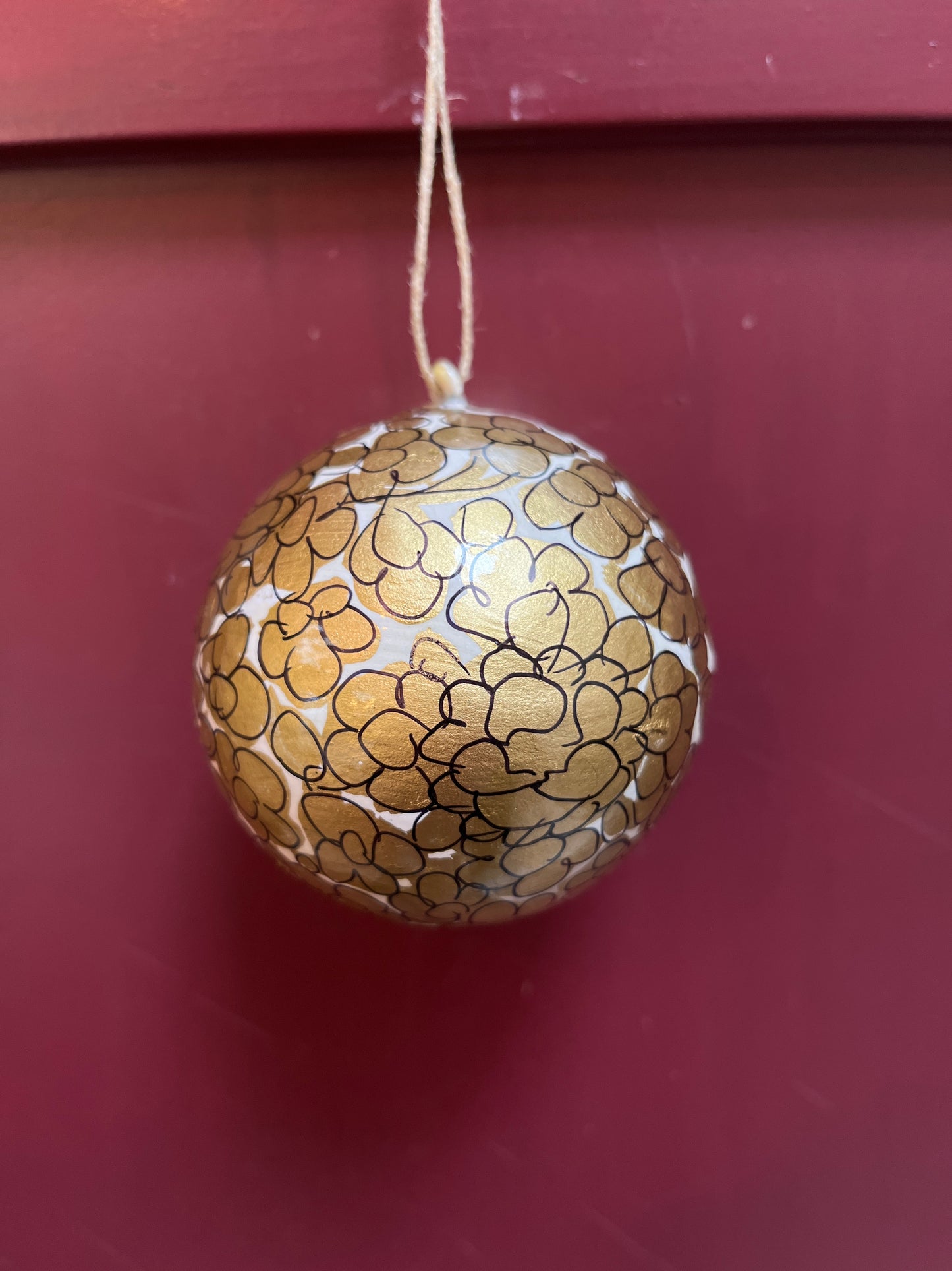 Papier maché kerstbal diverse zwart/wit/goud