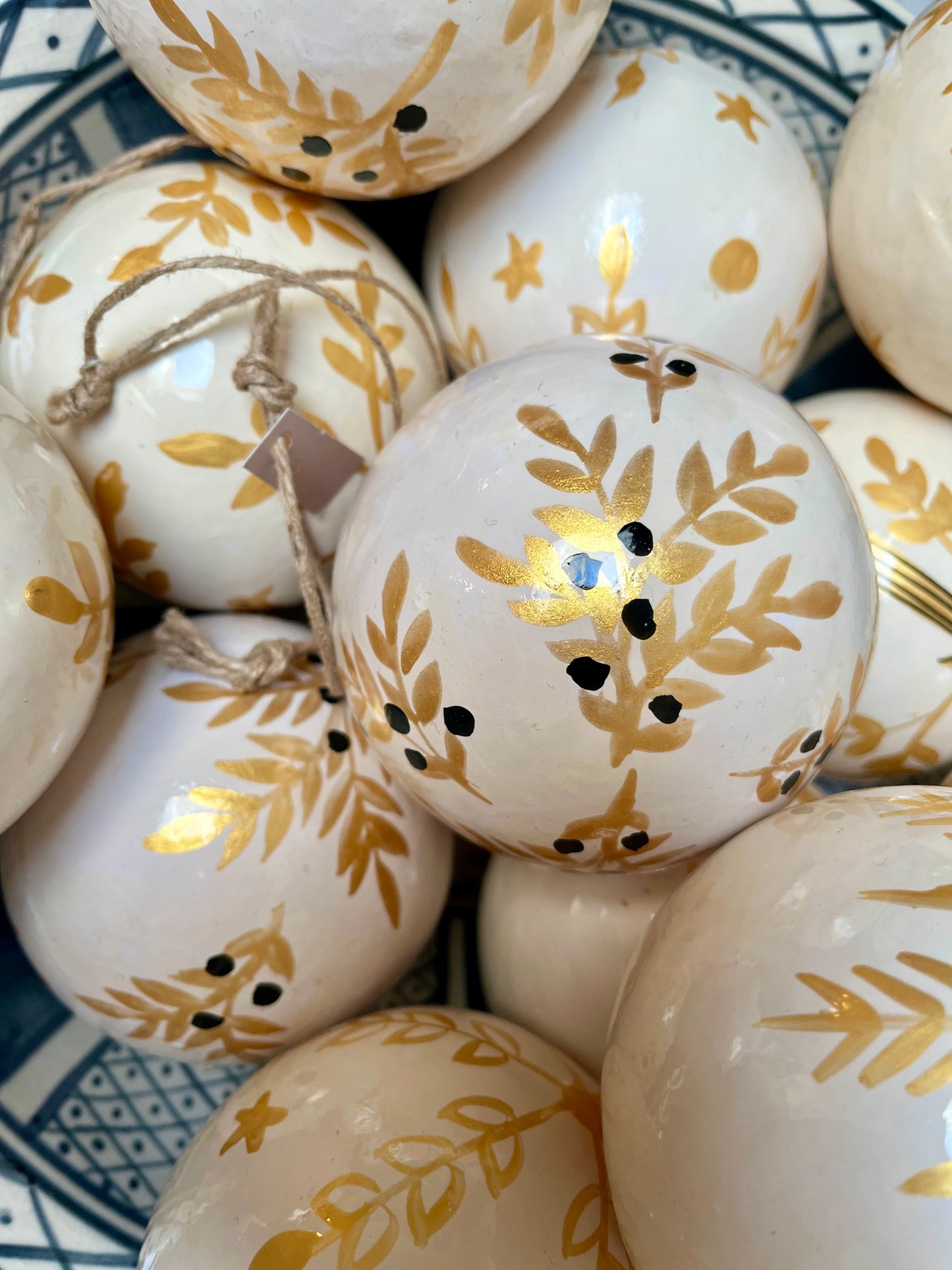 Papier maché kerstballen XL wit/verschillende patronen.