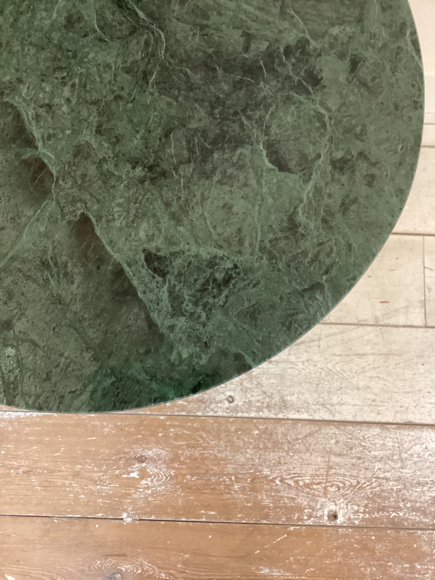 Bijzettafel groen marmer trompetpoot
