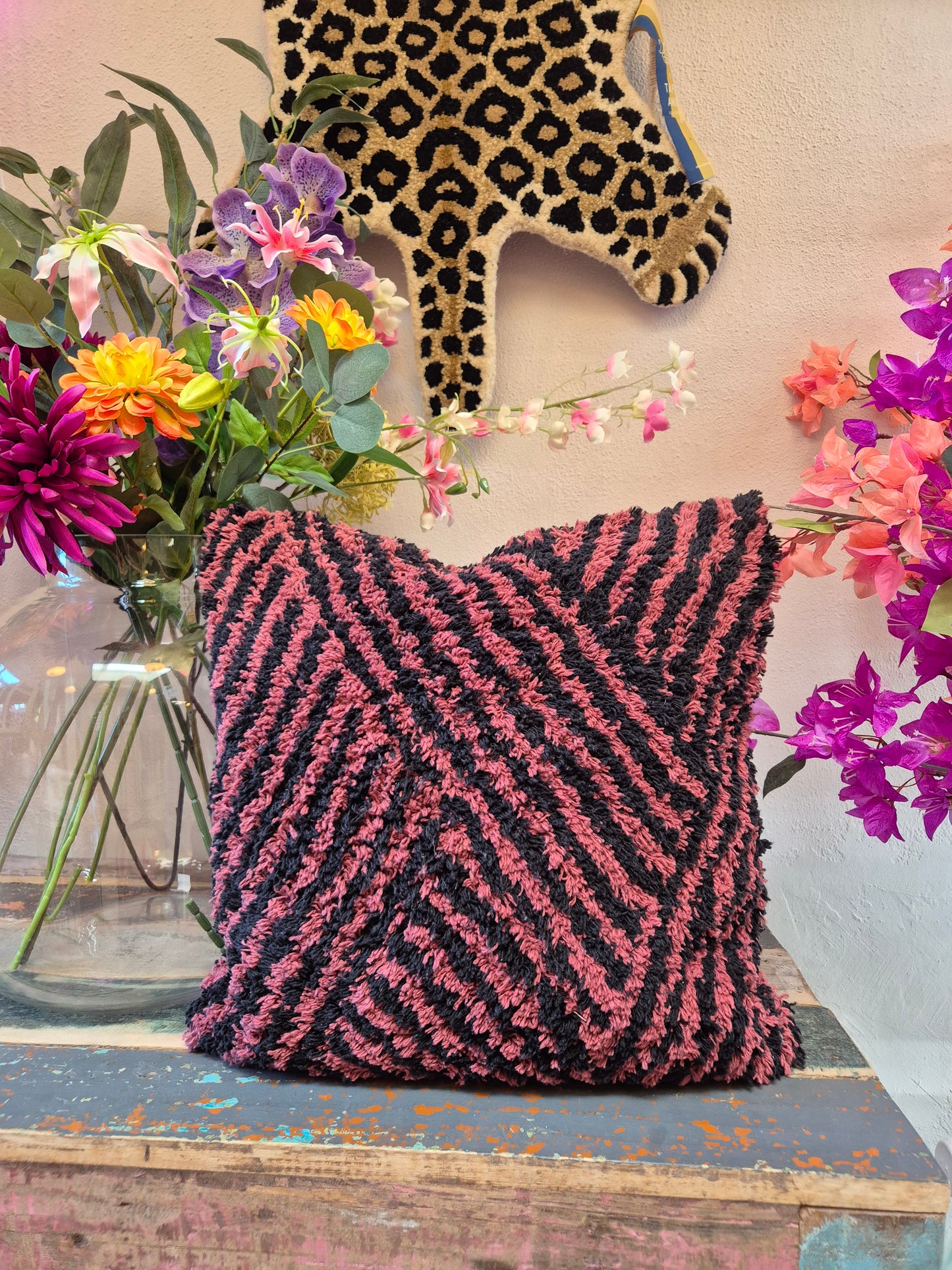 Getuft kussen roze zwart 45x45 cm