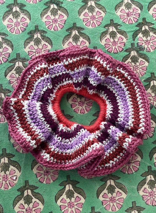 Gehaakte scrunchie mauve/rood