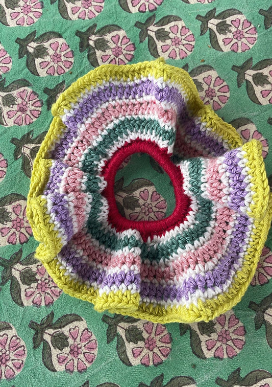 Gehaakte scrunchie limoengroen/rood