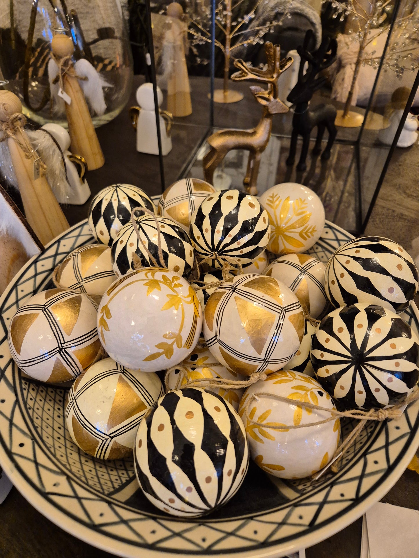 Papier maché kerstbal diverse zwart/wit/goud