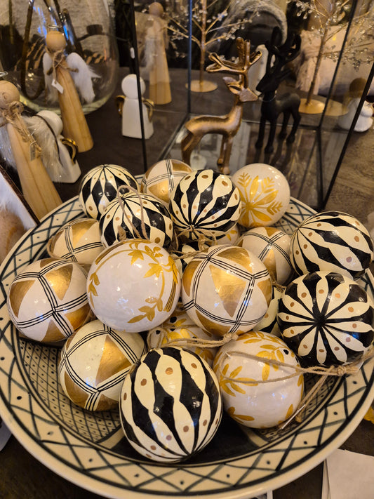 Papier maché kerstbal diverse zwart/wit/goud