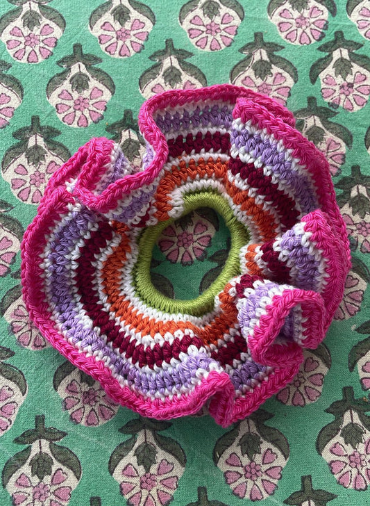 Gehaakte scrunchie felroze/groen