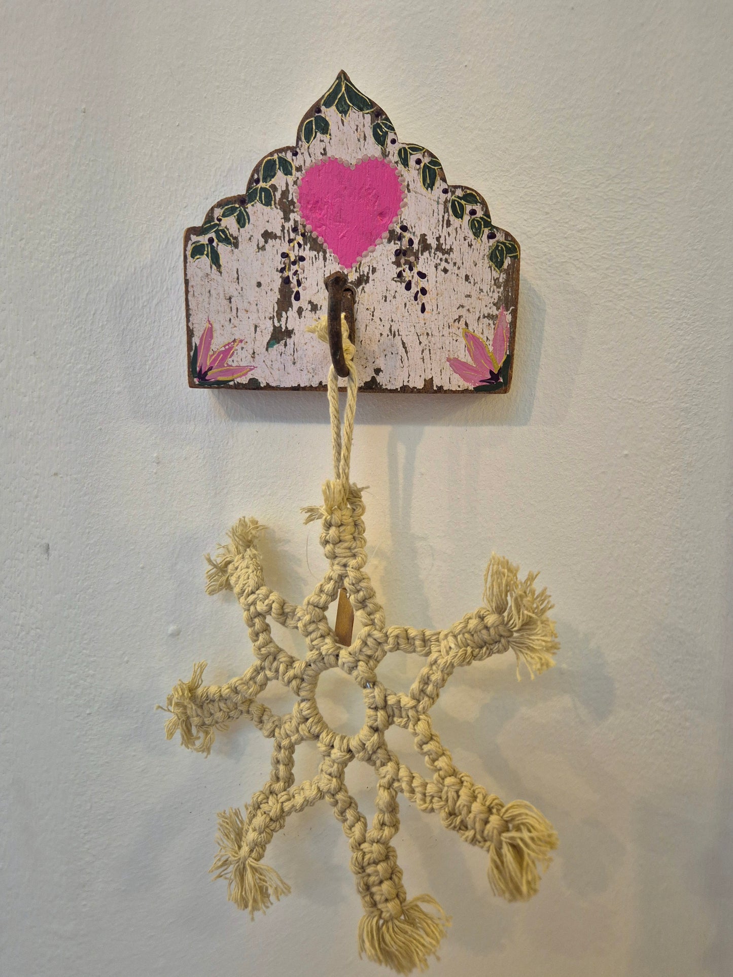 Lovers & Collectors handbeschilderde haak roze hart