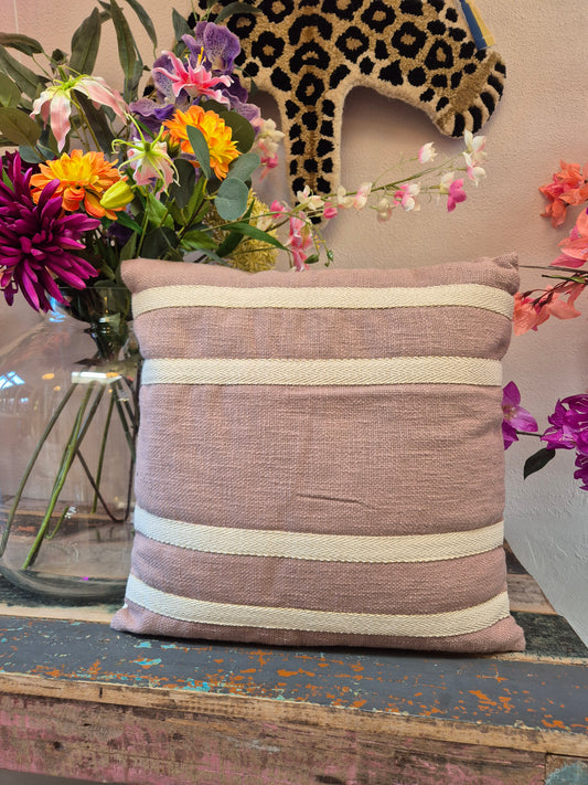 Oud roze kussen met opgestikte banen 45x45cm