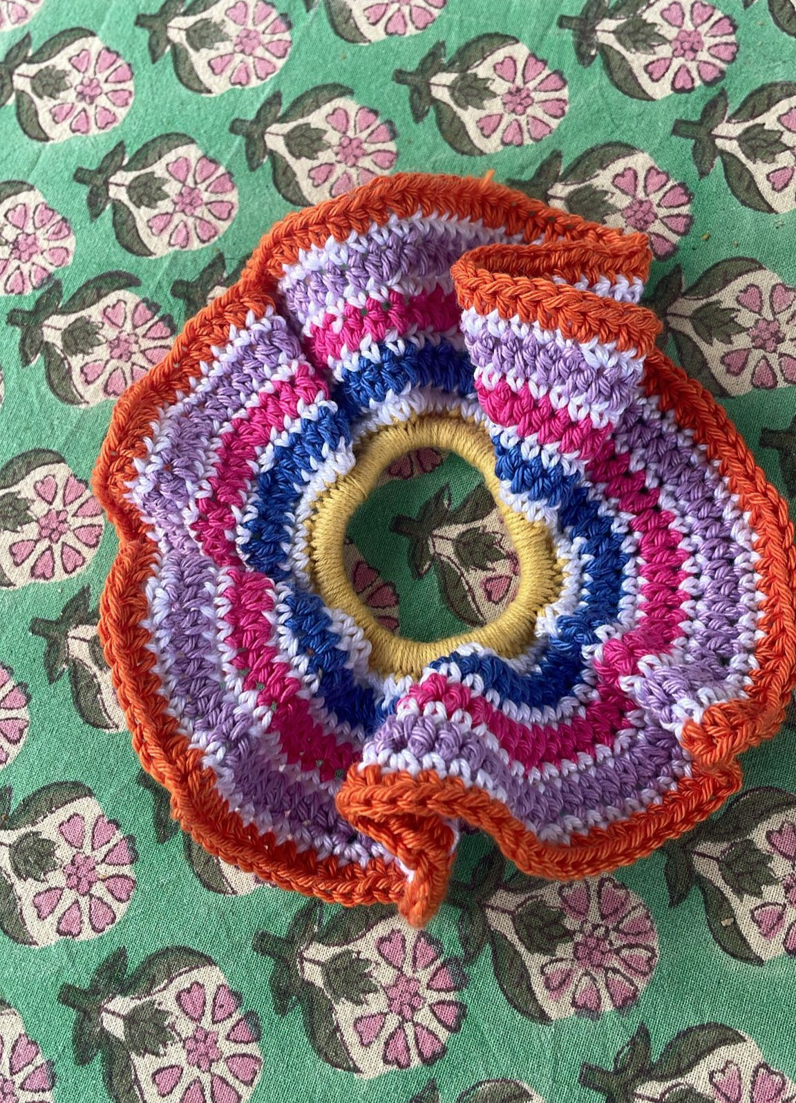 Gehaakte scrunchie oranje/geel