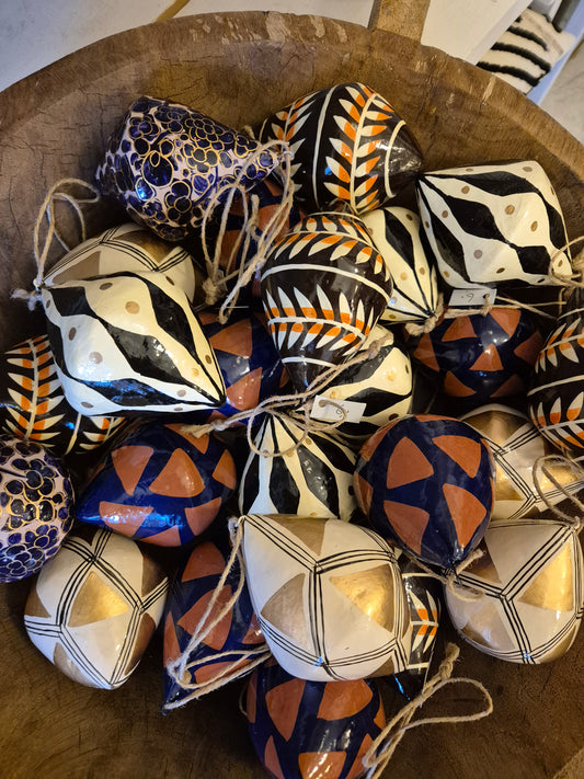 Papier Maché kerstballen kegelvormig diverse kleuren/patronen